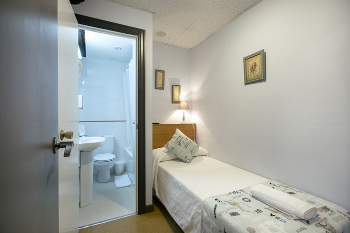 Book a single room with bathroom next to la concha