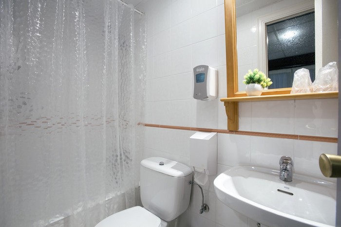 Room with interior en-suite bathroom and laundry service